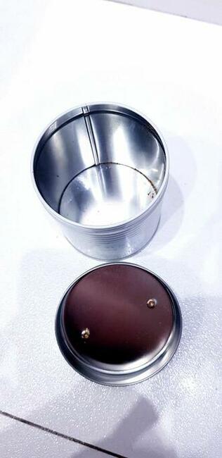 Metalowy pojemnik do przechowywania