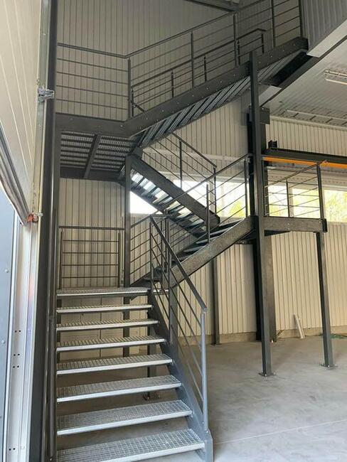 Schody metalowe, nierdzewne, na konstrukcji