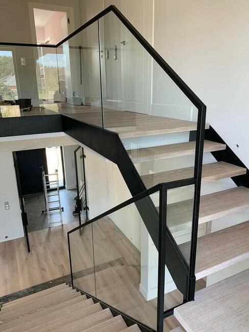 Schody metalowe, nierdzewne, na konstrukcji