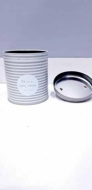 Metalowy pojemnik do przechowywania