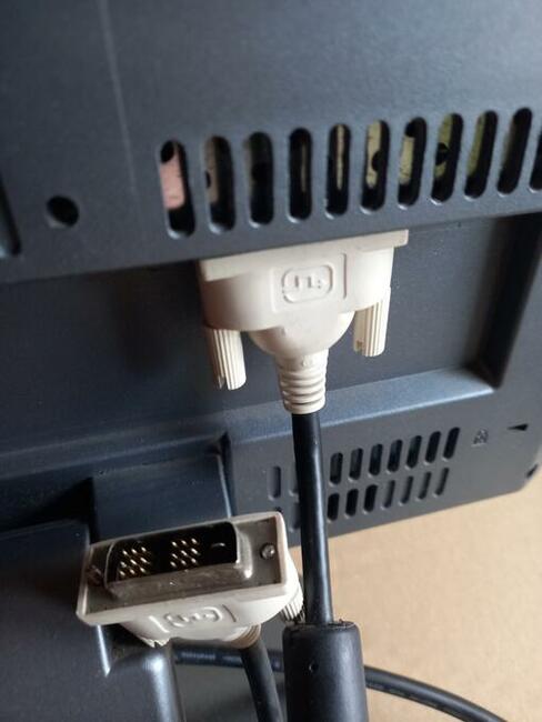 Monitor iiyama ProLite E431S. Uszkodzony