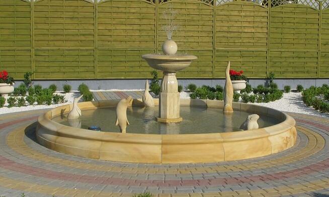 Stylowa fontanna ogrodowa z piaskowca, naturalny kamień