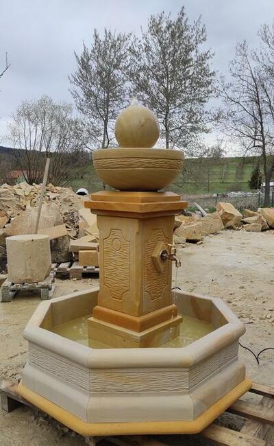 Piękna fontanna z naturalnego kamienia - piaskowiec