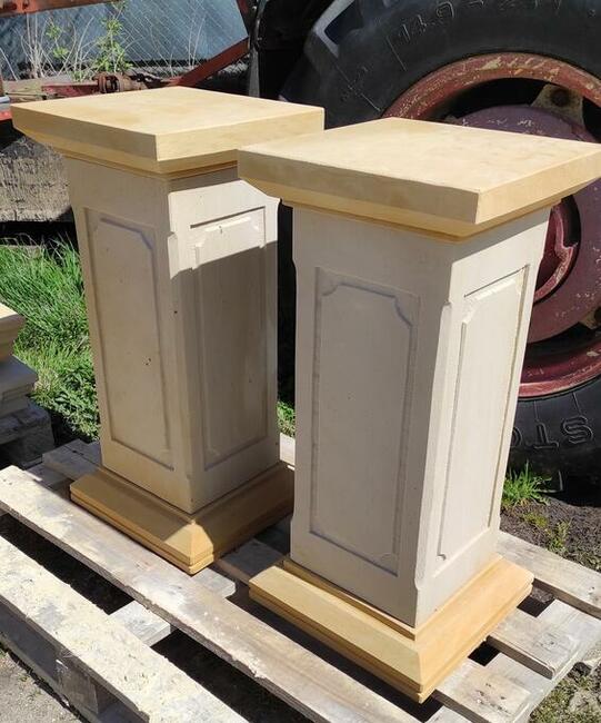 Kolumna, postument z piaskowca , kamienia naturalnego