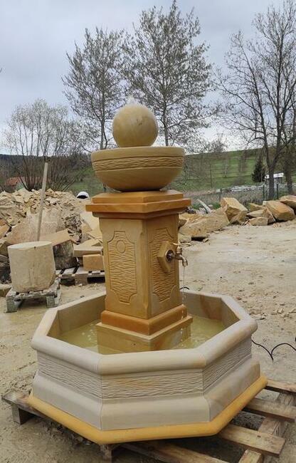 Piękna fontanna z naturalnego kamienia - piaskowiec