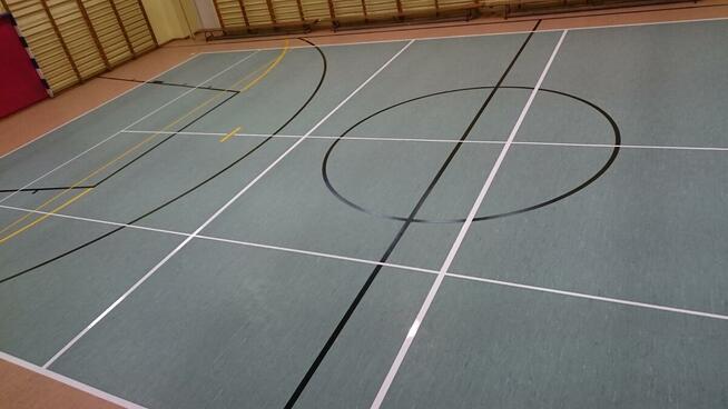 Malowanie linii, oznakowanie poziome w magazynie, hali