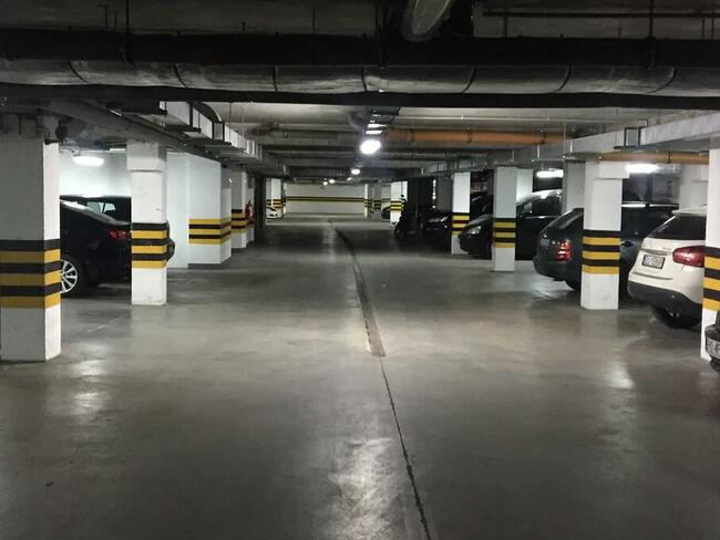 Miejsce parkingowe w hali garażowej