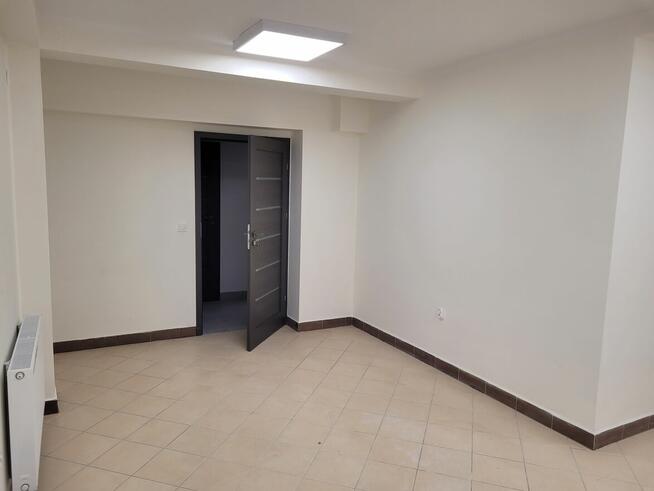 Budynek i plac: usługi, magazyn, hurtownia, skład