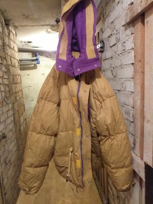 Kurtkę dwustronną, puchową, z kapturem sprzedam.