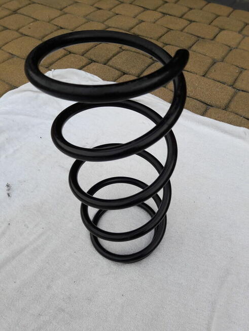 Sprężyna zawieszenia przód Nissan Tiida /prawie nowa/.