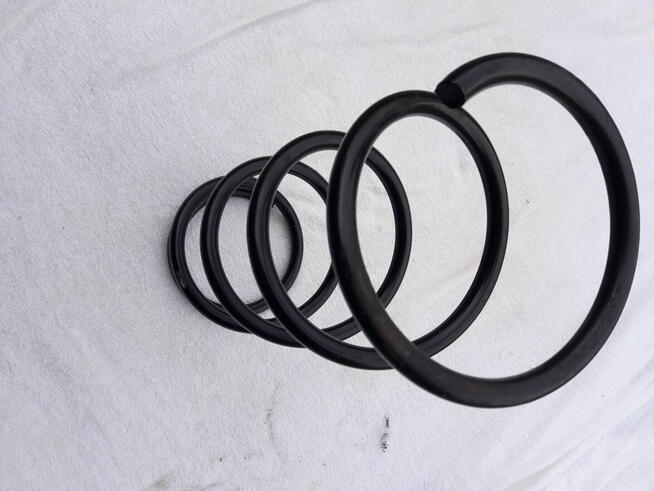 Sprężyna zawieszenia przód Nissan Tiida /prawie nowa/.