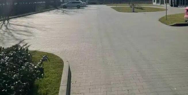 Jarbet. Firma budowlana. Układanie kostki brukowej. Nakło.