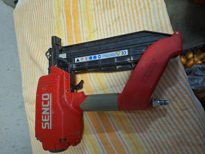 Kwozdziarka i zszywacz pneumatyczny.