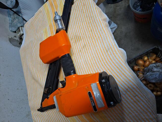 Kwozdziarka i zszywacz pneumatyczny.