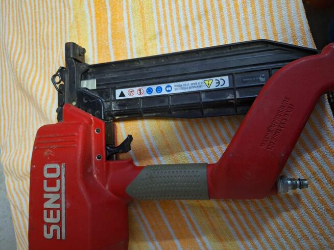 Kwozdziarka i zszywacz pneumatyczny.