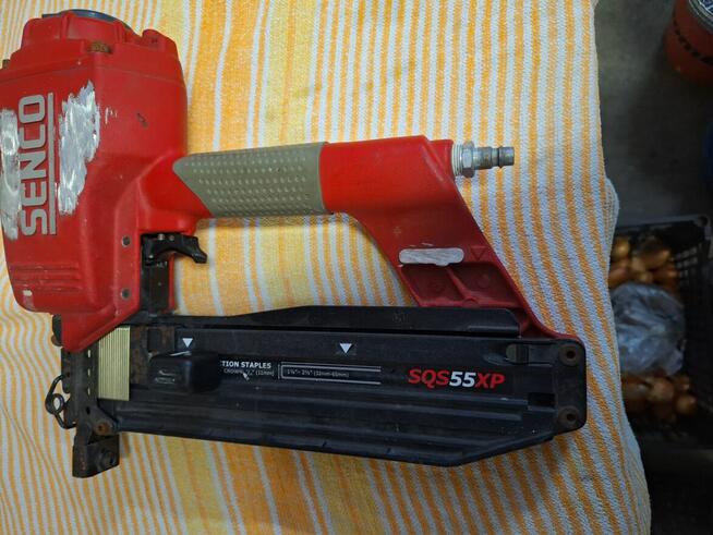 Kwozdziarka i zszywacz pneumatyczny.