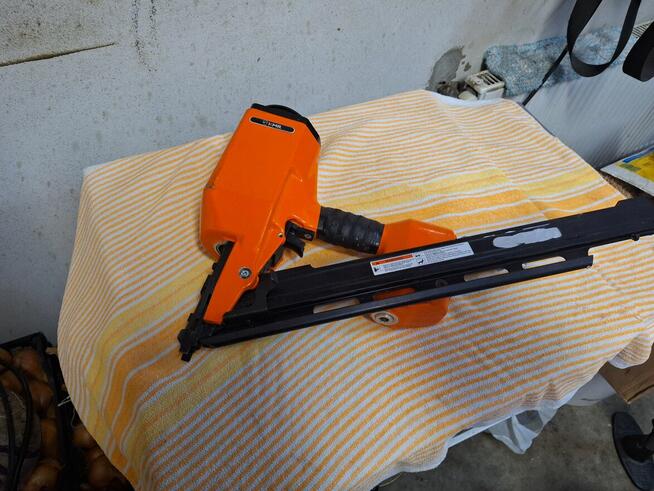 Kwozdziarka i zszywacz pneumatyczny.