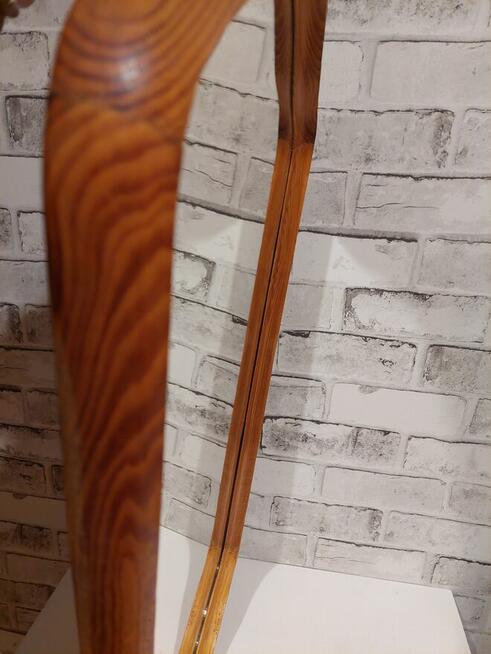 Lustro w drewnianej ramie.