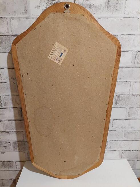 Lustro w drewnianej ramie.