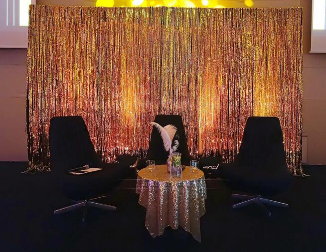 DEKORACJA Wielki Gatsby strusie pióra złote talerze bieżniki