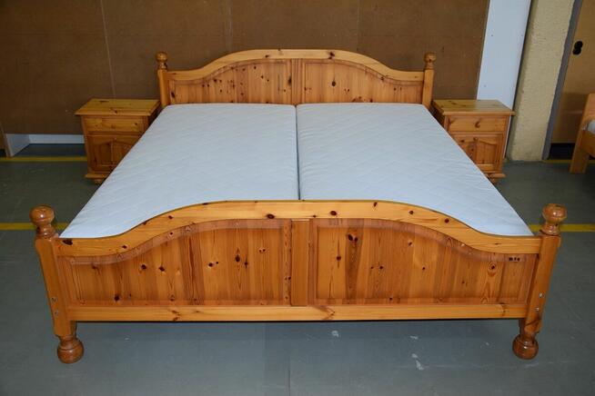 łóżko sosnowe z materacami i szafkami - komplet jak nowy