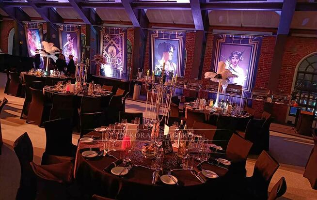 DEKORACJA Wielki Gatsby strusie pióra złote talerze bieżniki