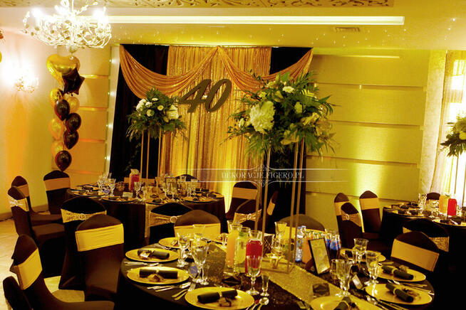 DEKORACJA Wielki Gatsby strusie pióra złote talerze bieżniki