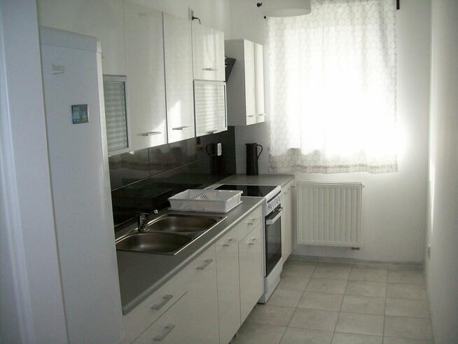 Komfortowa kawalerka z osobną kuchnią, garaż