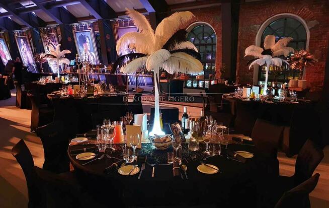 DEKORACJA Wielki Gatsby strusie pióra złote talerze bieżniki