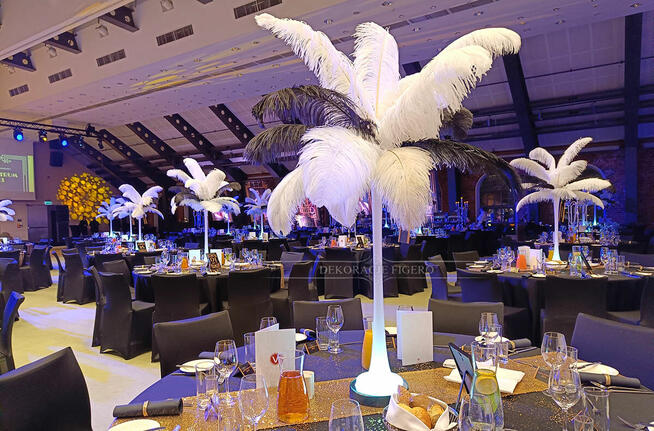 DEKORACJA Wielki Gatsby strusie pióra złote talerze bieżniki