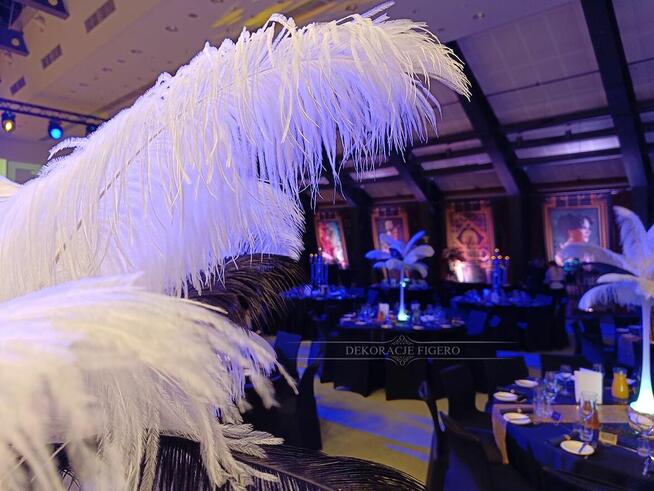 DEKORACJA Wielki Gatsby strusie pióra złote talerze bieżniki
