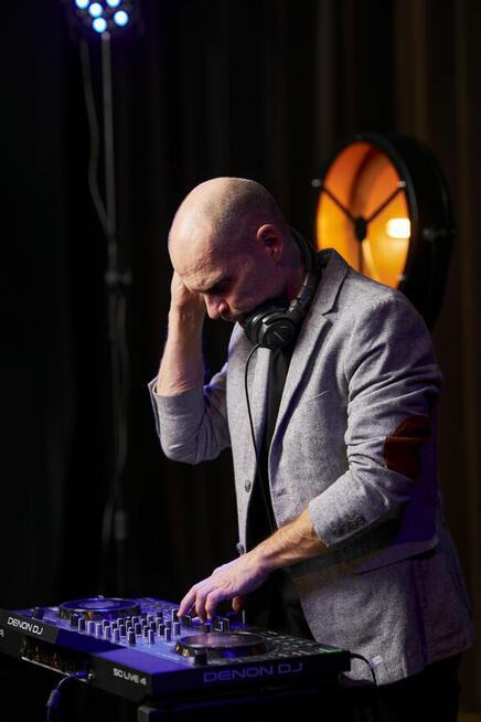 Dj saksofonista na wesele