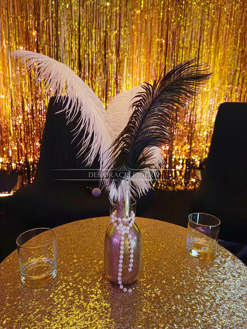 DEKORACJA Wielki Gatsby strusie pióra złote talerze bieżniki