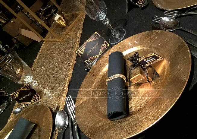 DEKORACJA Wielki Gatsby strusie pióra złote talerze bieżniki