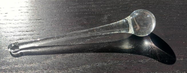 Przezroczyste szklane sople, krople deszczu