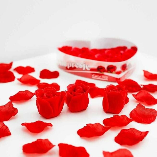 Płatki róż do przygotowania romantycznej kąpieli