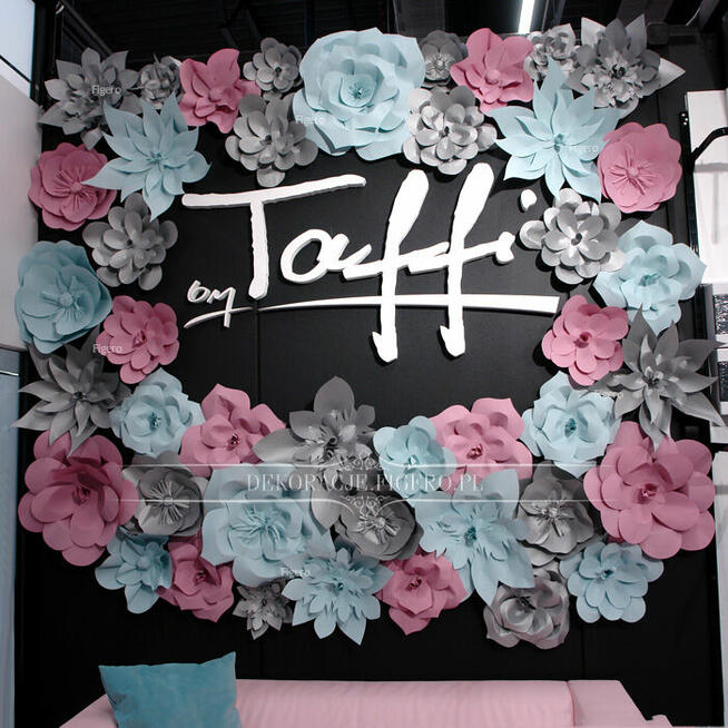 Papierowe kwiaty typu chanel - ścianka ślubna