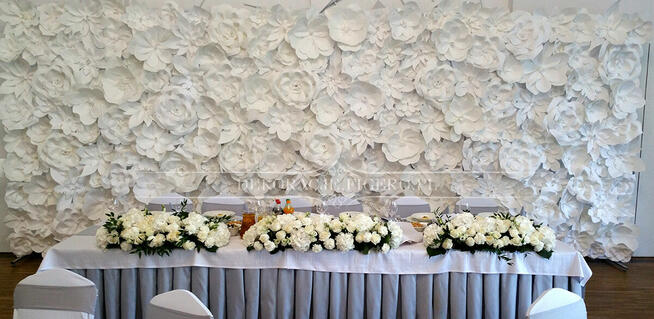 Papierowe kwiaty typu chanel - ścianka ślubna