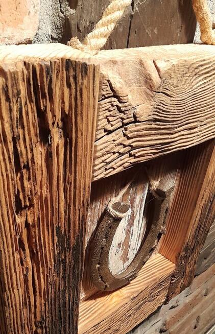 Podkowa na starym drewnie.