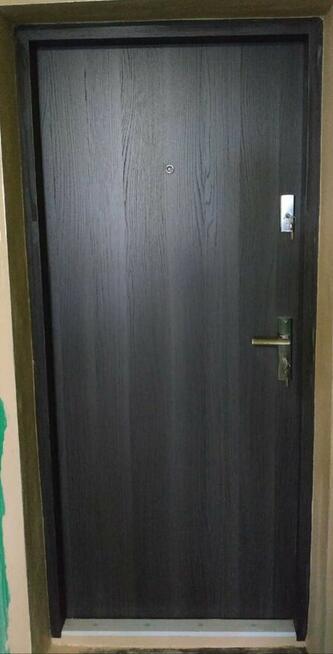 Drzwi zewnętrzne do mieszkań dostępne od ręki