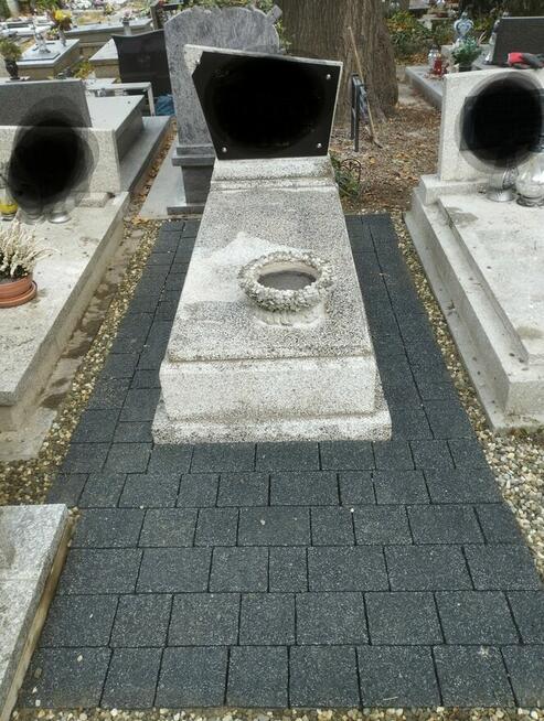 Brukowanie wokoło pomnika