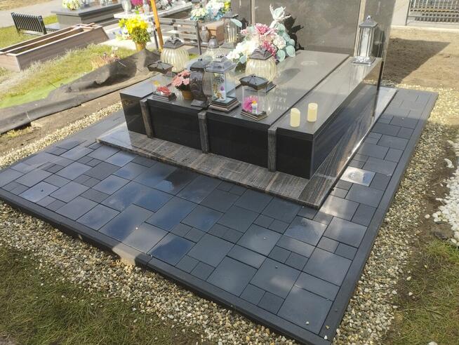 Brukowanie wokoło pomnika