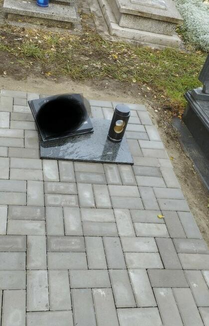 Brukowanie wokoło pomnika