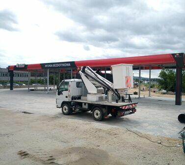 Prace elektryczne z podnośnika koszowego