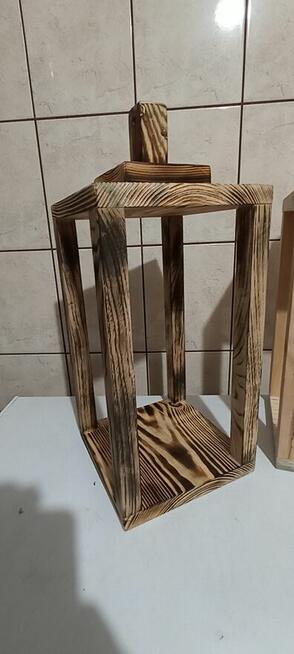 Lampiony drewniane, stroiki na grób, ozdoby.