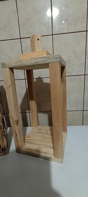 Lampiony drewniane, stroiki na grób, ozdoby.