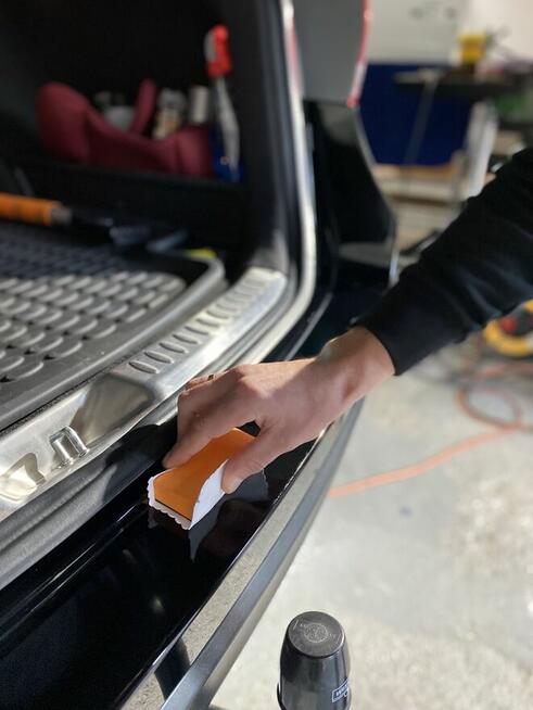 Korekta lakieru(polerka),usuwanie rys, renowacja reflektorów