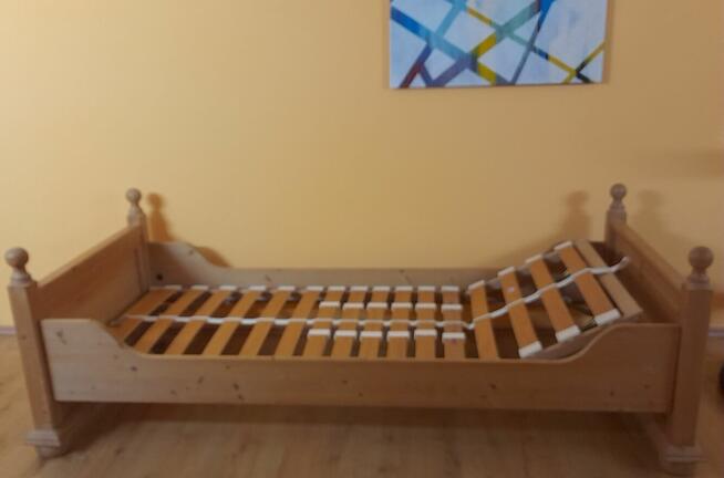 Solidne łóżko drewniane 90cmx200cm ze stelażem regulowanym