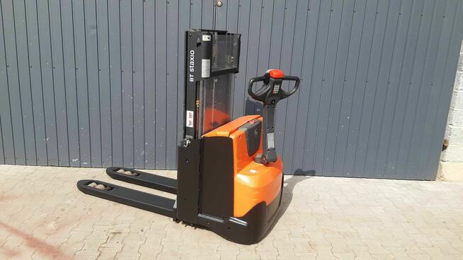 Paleciak elektryczny Toyota BT SWE 200 wózek widłowy