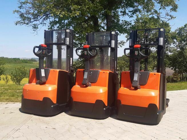 Paleciak elektryczny Toyota BT SWE 200 wózek widłowy